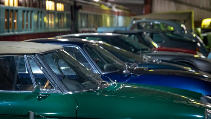Showroom rempli de voitures de collection, idéal pour l’investissement voitures de collection et pour les collectionneurs recherchant des modèles anciens de valeur.