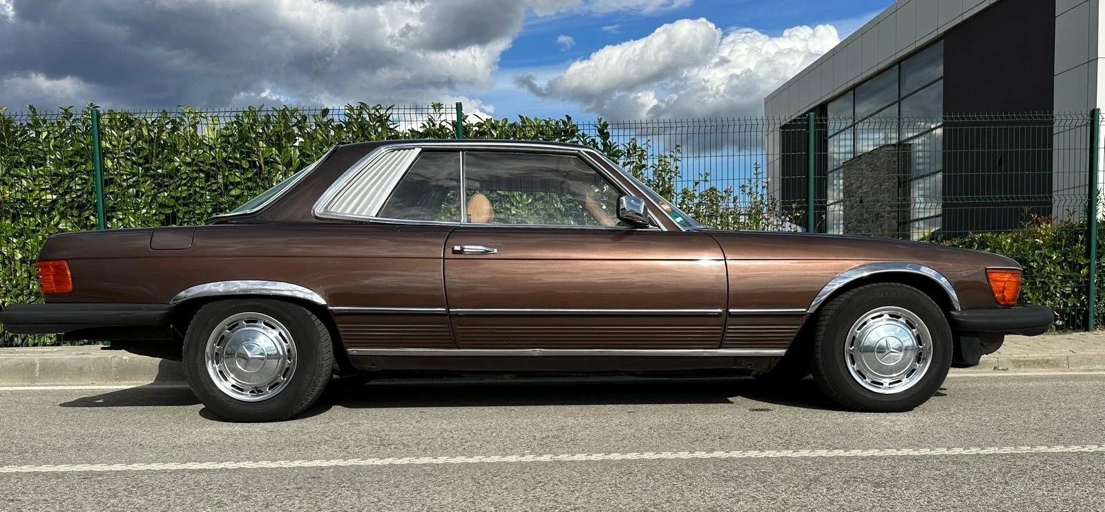 (1980) Mercedes-Benz SLC 280 – Classic Elegance in Excellent Condition