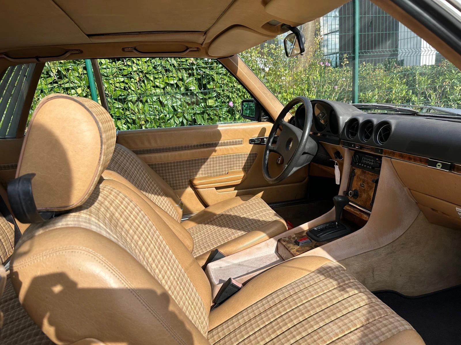 (1980) Mercedes-Benz SLC 280 – Classic Elegance in Excellent Condition