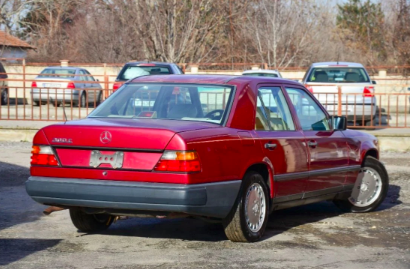 (1987) Mercedes-Benz W124 300E – A Timeless Executive Saloon in Exceptional Condition