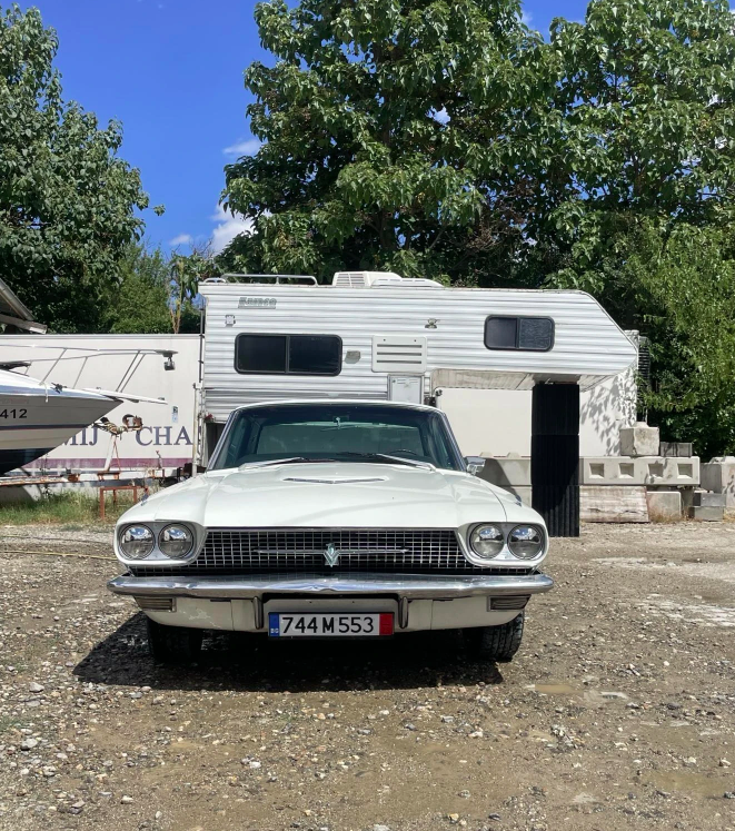 (1966) Ford Thunderbird – Klassieke Amerikaanse elegantie in wit